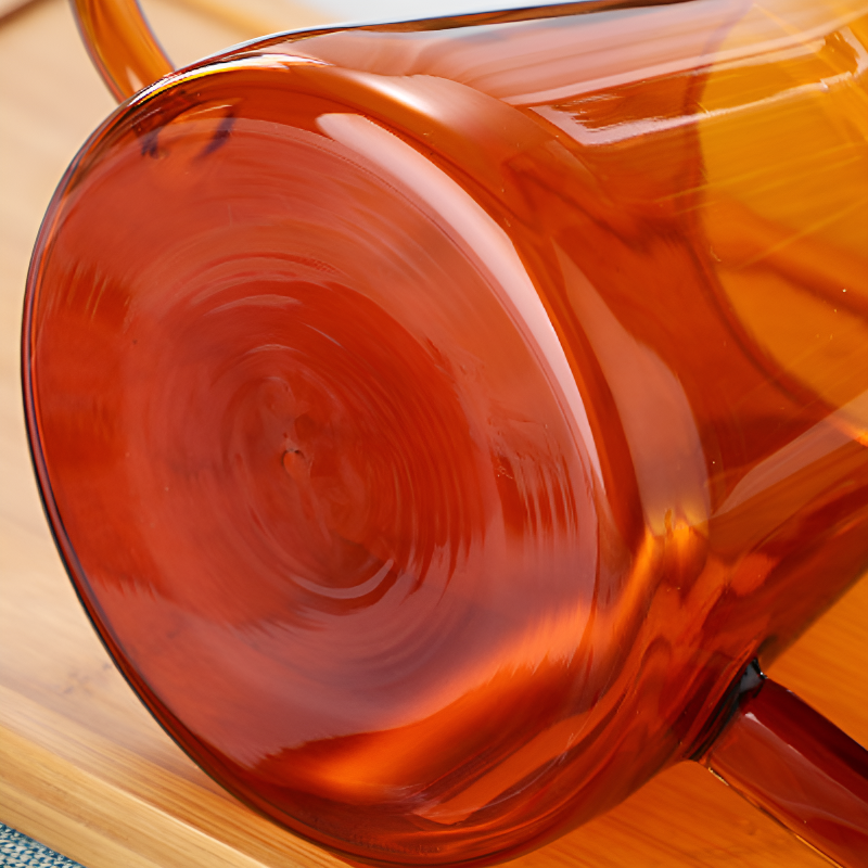 Transparente farbige Teekanne