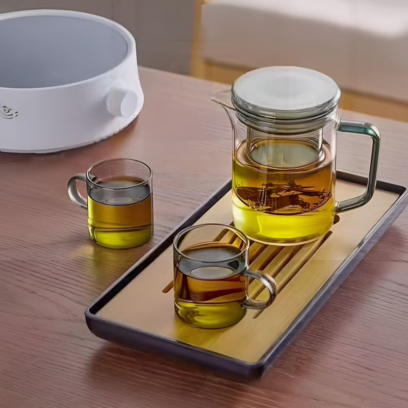 Transparente Glas-Teekanne mit Sieb