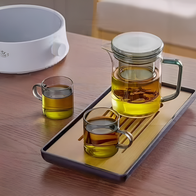 Transparente Glas-Teekanne mit Sieb