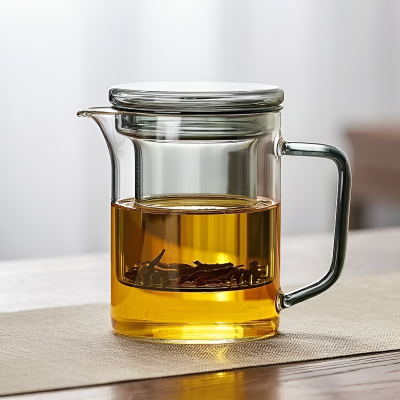 Transparente Glas-Teekanne mit Sieb