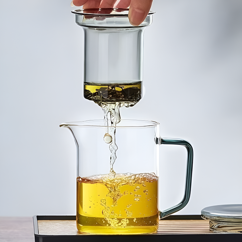 Transparente Glas-Teekanne mit Sieb