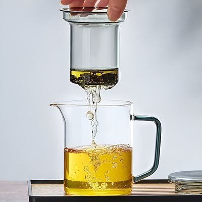 Transparente Glas-Teekanne mit Sieb