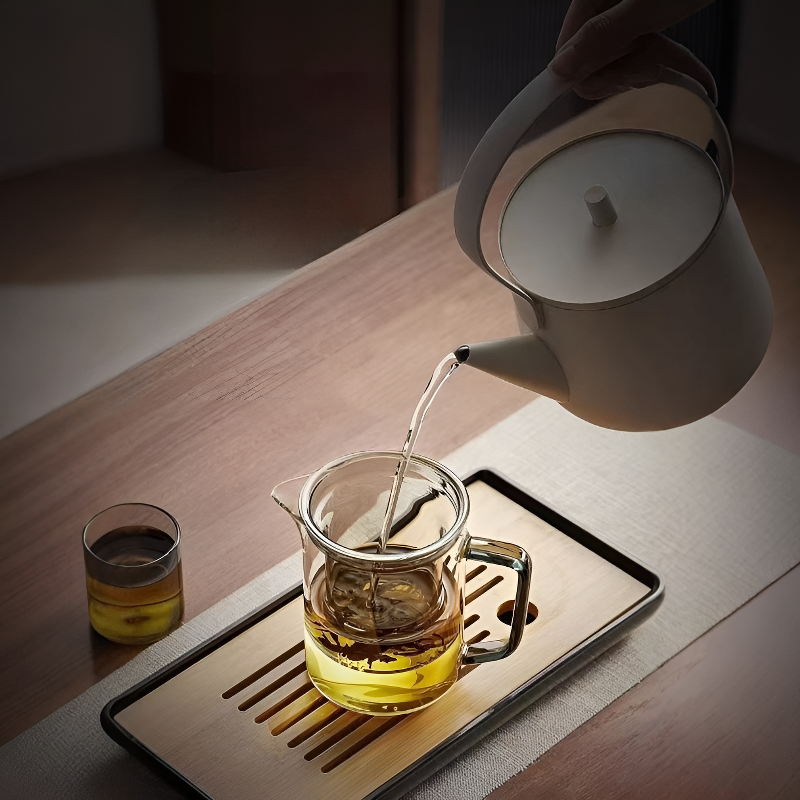 Transparente Glas-Teekanne mit Sieb