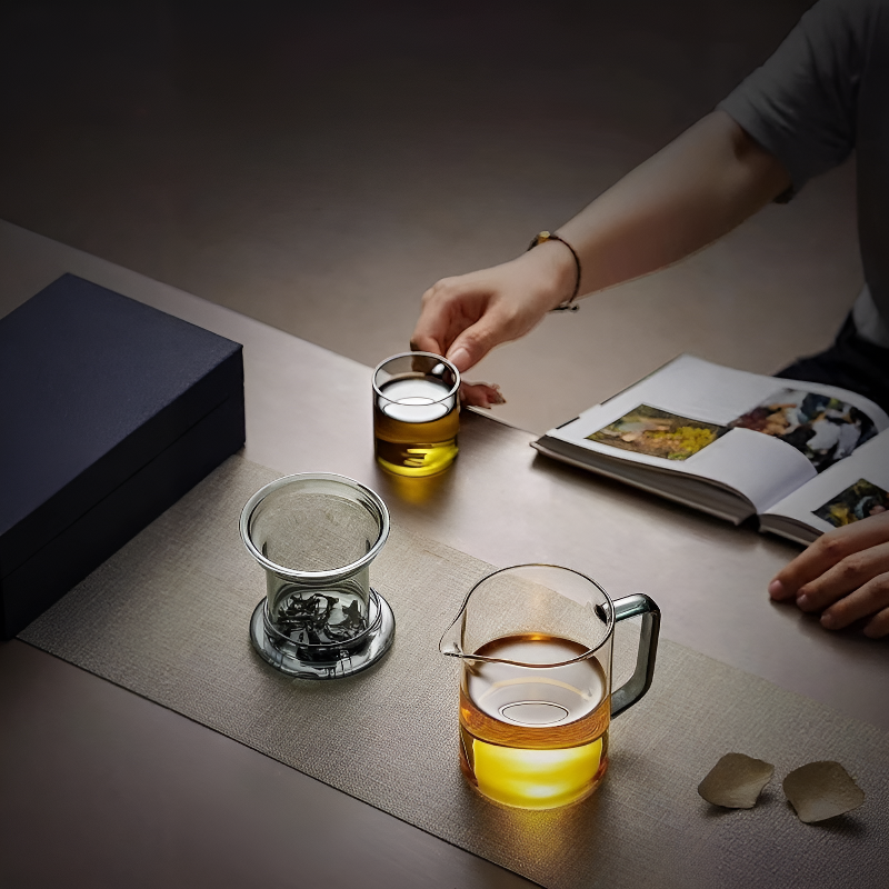 Transparente Glas-Teekanne mit Sieb