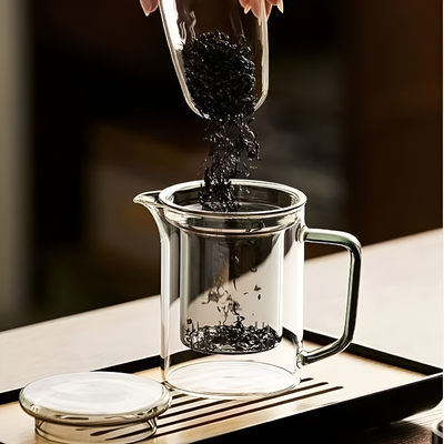 Transparente Glas-Teekanne mit Sieb