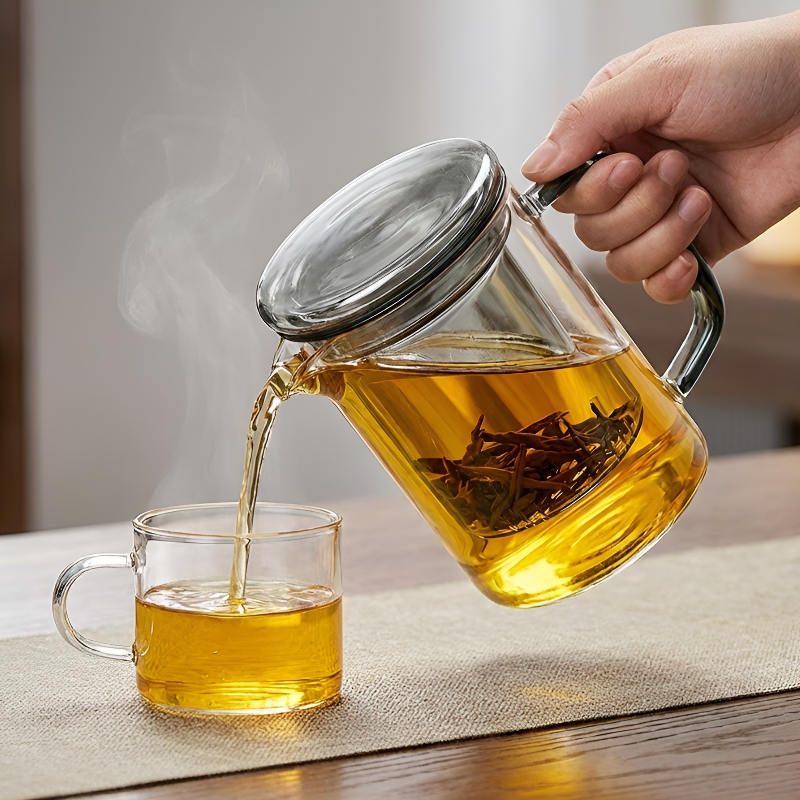 Transparente Glas-Teekanne mit Sieb