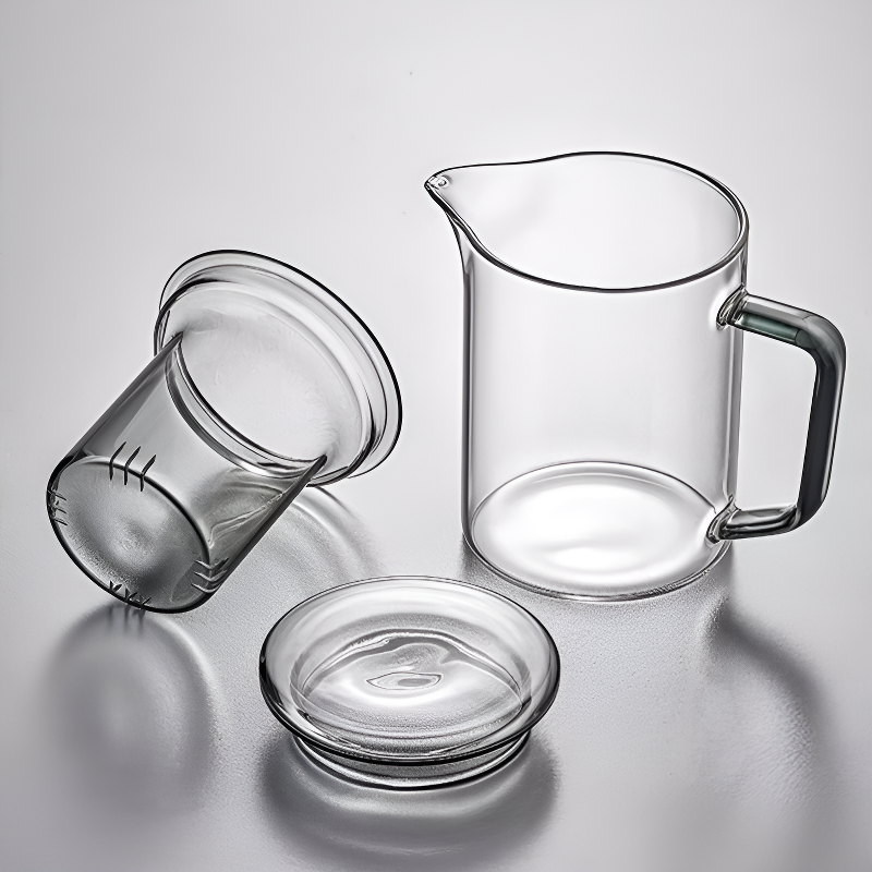 Transparente Glas-Teekanne mit Sieb