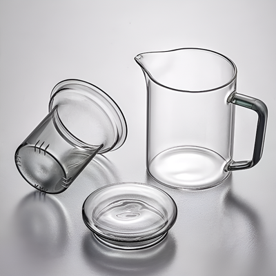 Transparente Glas-Teekanne mit Sieb