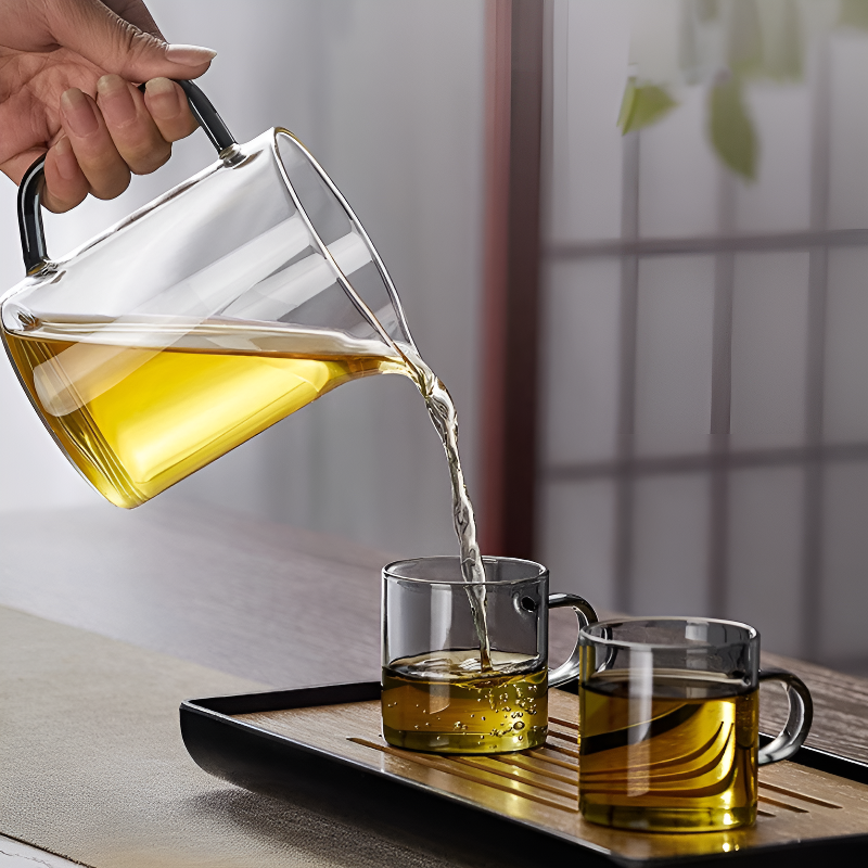 Transparente Glas-Teekanne mit Sieb