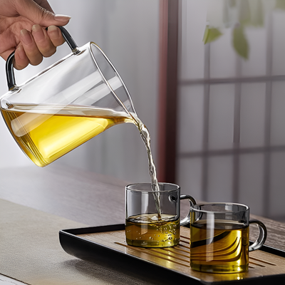 Transparente Glas-Teekanne mit Sieb