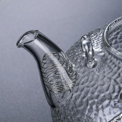 Transparente Teekanne mit Muster