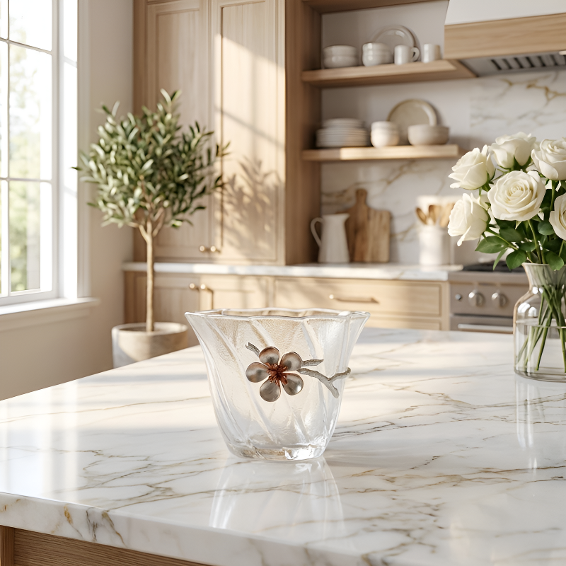 Transparente Teekanne mit Muster