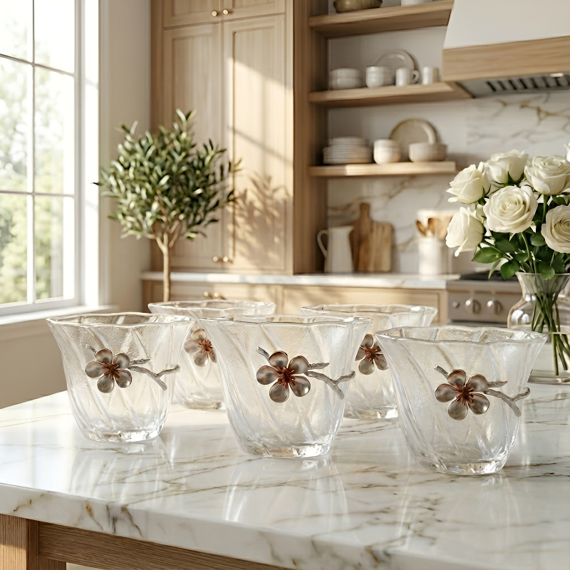 Transparente Teekanne mit Muster