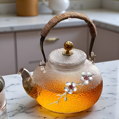 Transparente Teekanne mit Muster