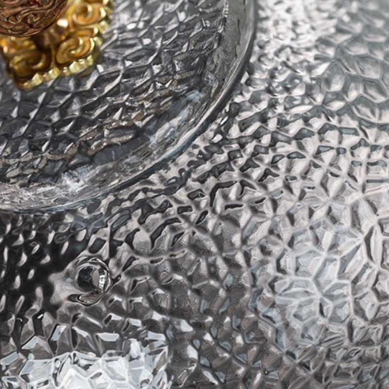 Transparente Teekanne mit Muster