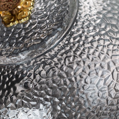 Transparente Teekanne mit Muster