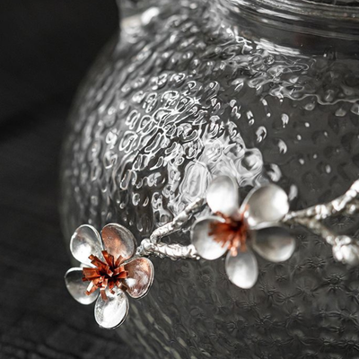 Transparente Teekanne mit Muster