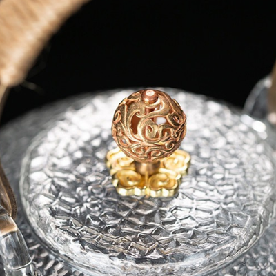 Transparente Teekanne mit Muster