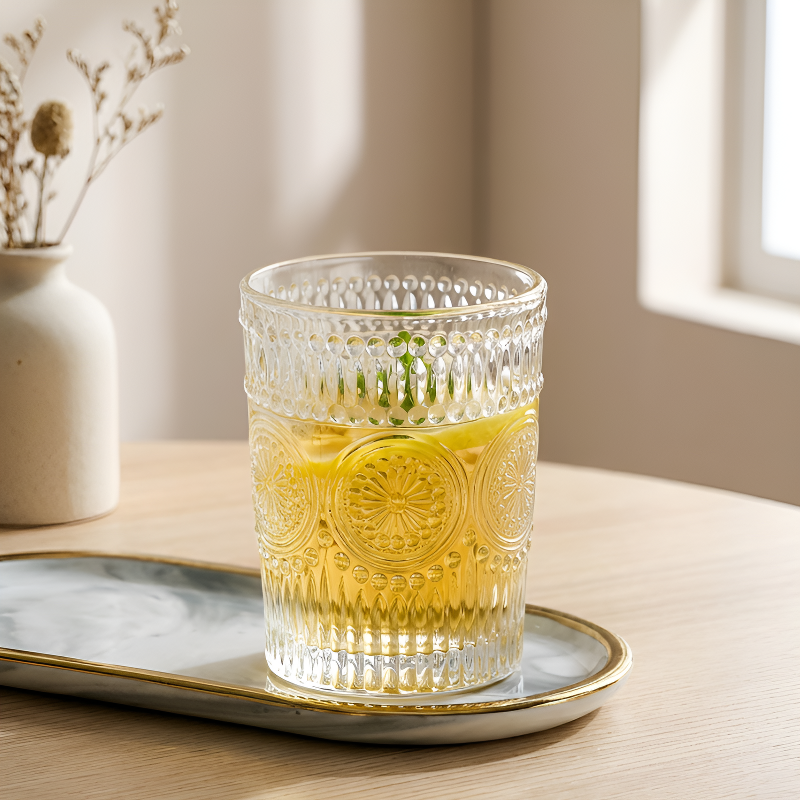 Transparentes marokkanisches Teeglas
