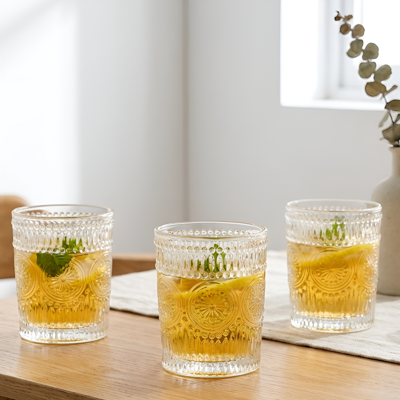 Transparentes marokkanisches Teeglas