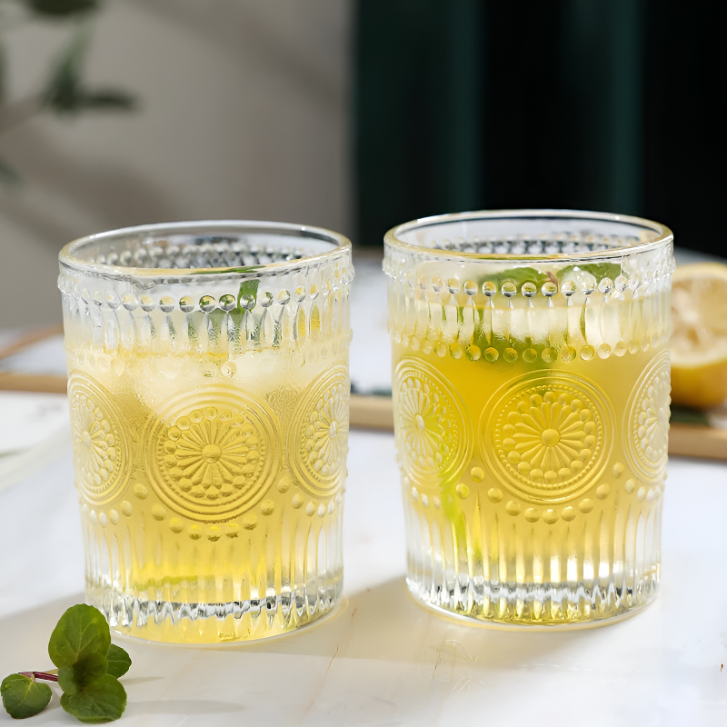 Transparentes marokkanisches Teeglas