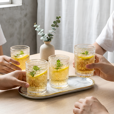 Transparentes marokkanisches Teeglas