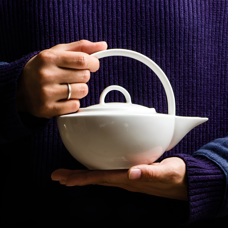 Weiße Feinporzellan-Teekanne