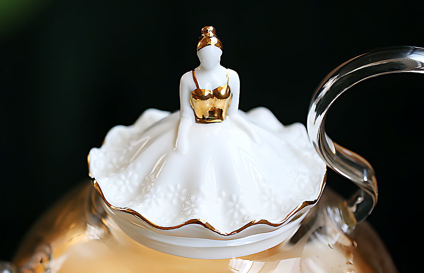 Weiße Keramik-Teekanne