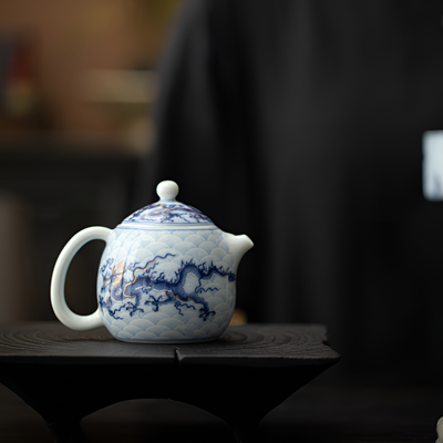 Weiße Teekanne Drache