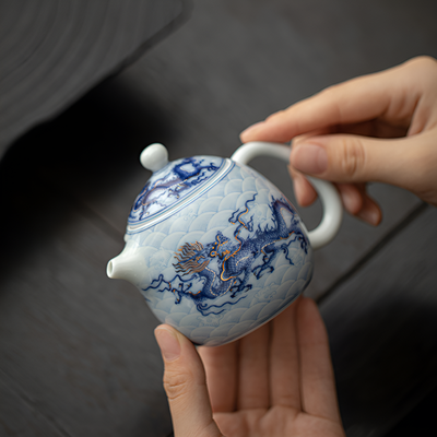 Weiße Teekanne Drache