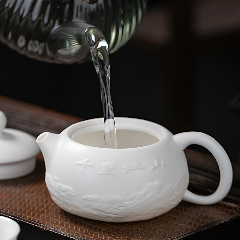 Weiße Teekanne mit Reliefdekor