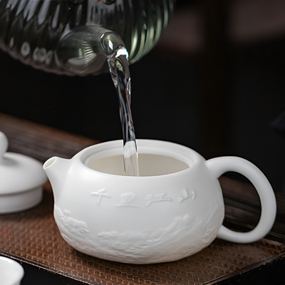 Weiße Teekanne mit Reliefdekor