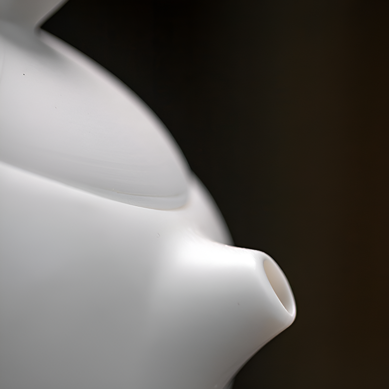 Weiße Teekanne mit Reliefdekor