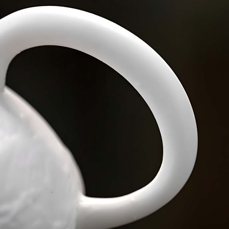 Weiße Teekanne mit Reliefdekor