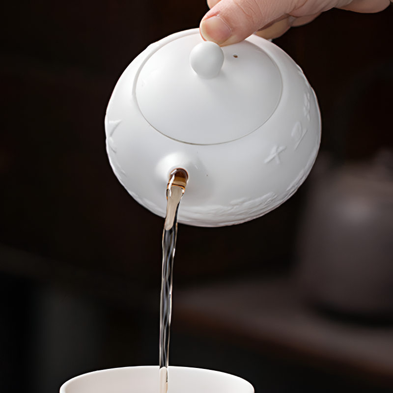 Weiße Teekanne mit Reliefdekor