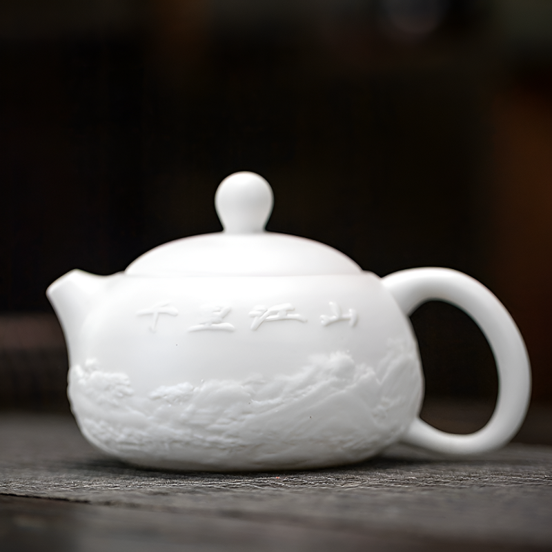 Weiße Teekanne mit Reliefdekor