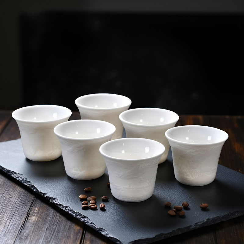 Weiße Teekanne mit Reliefdekor