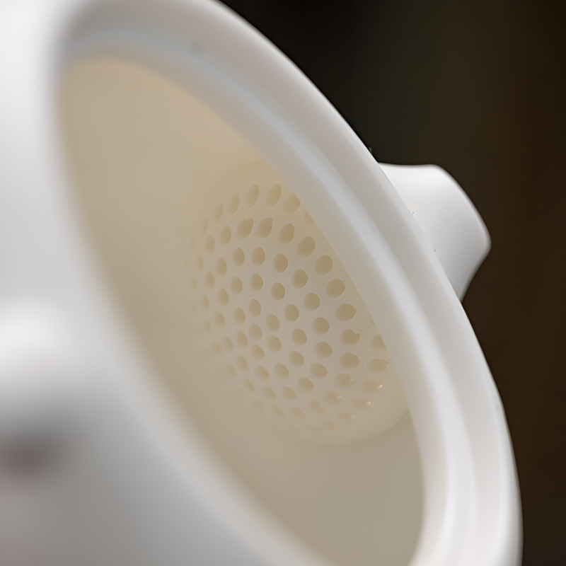 Weiße Teekanne mit Reliefdekor