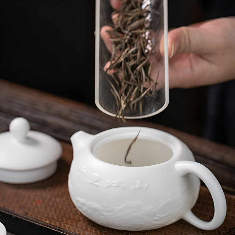 Weiße Teekanne mit Reliefdekor