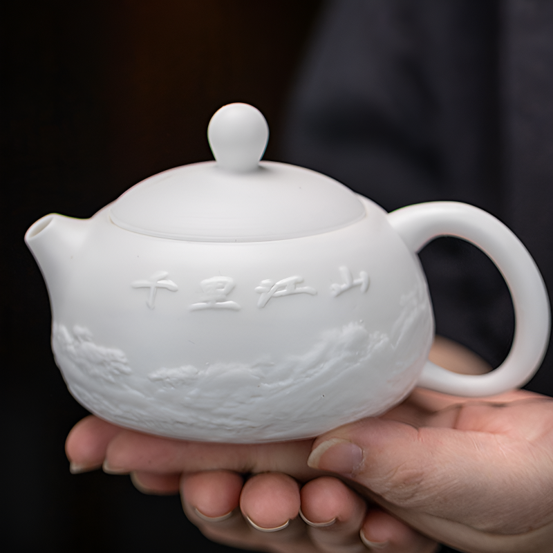 Weiße Teekanne mit Reliefdekor