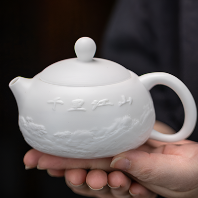 Weiße Teekanne mit Reliefdekor