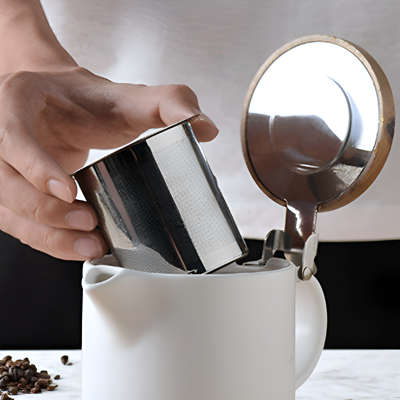 Weiße Teekanne mit Schale