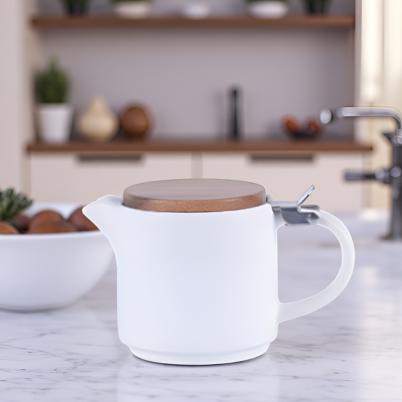 Weiße Teekanne mit Schale