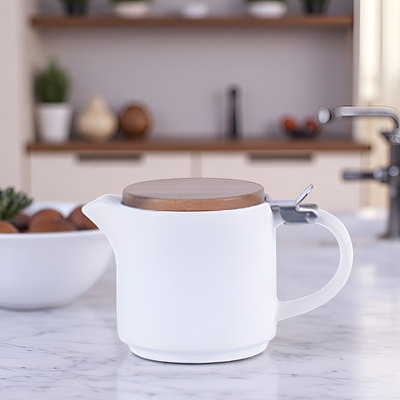 Weiße Teekanne mit Schale
