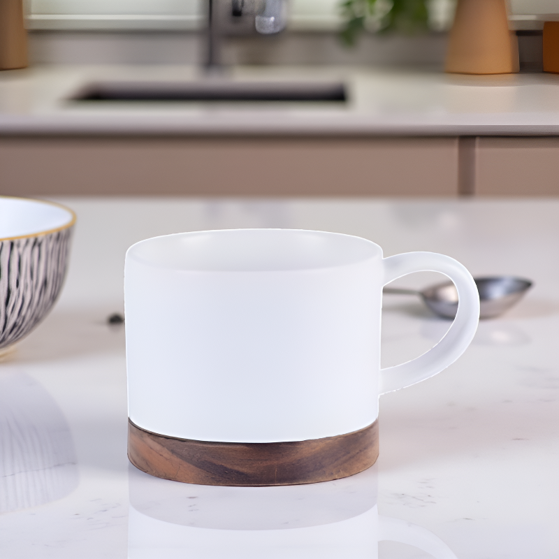 Weiße Teekanne mit Schale