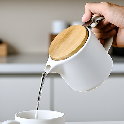 Weiße Teekanne mit Schale