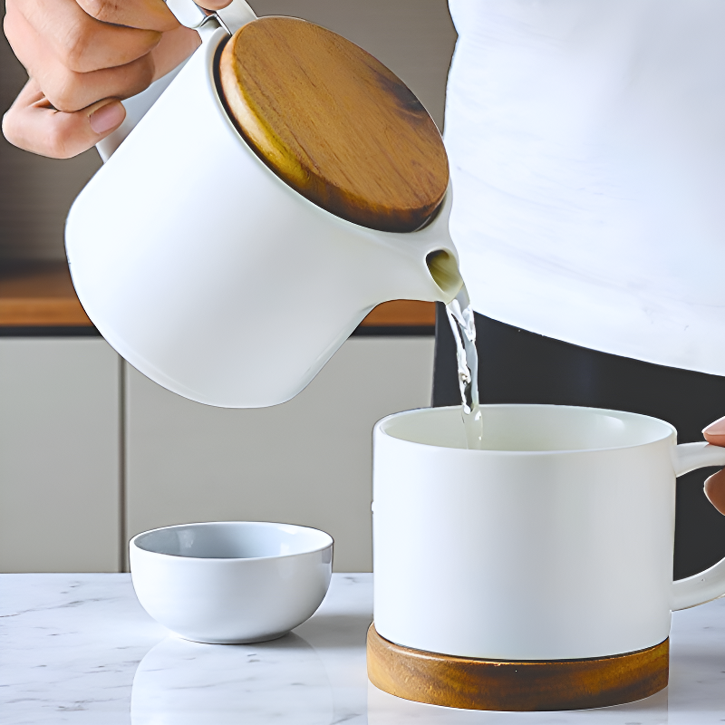 Weiße Teekanne mit Schale