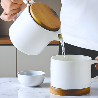 Weiße Teekanne mit Schale