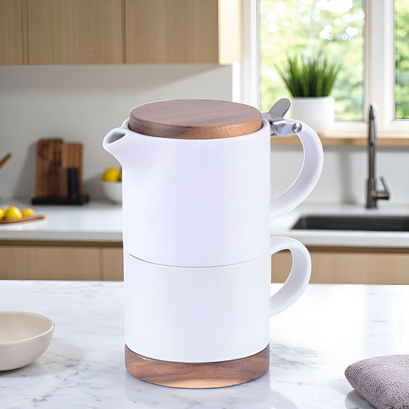 Weiße Teekanne mit Schale