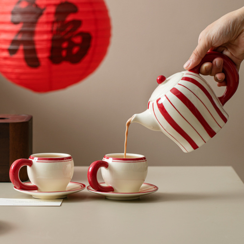 Weiße und rote Teekanne